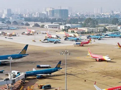 Chính phủ thống nhất giữ giá trần vé máy bay và sách giáo khoa