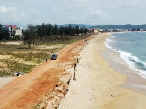 Sóng biển đánh nát kè biển ở Bình Định, người dân lo mất đất