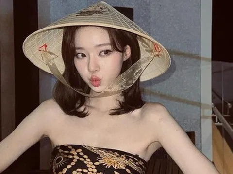 Dàn sao Hàn gây náo loạn Hội An, ăn bánh xèo và uống bia vỉa hè