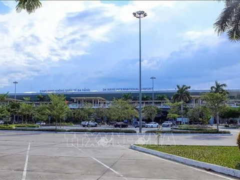 Ưu tiên phát triển hệ thống logistics gắn với cảng biển, cảng hàng không tại miền Trung