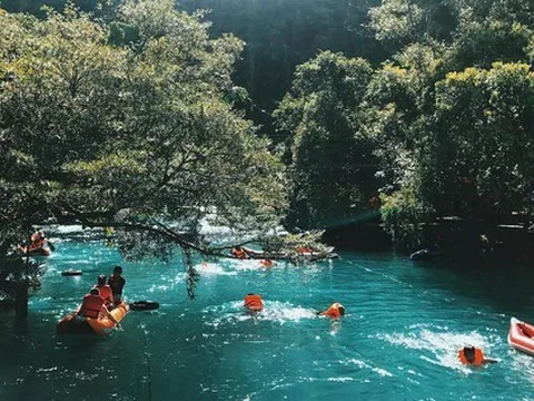 Có một “dòng suối ngọc bích” ở Quảng Bình, nước mát hơn bình thường, bắt nguồn từ tầng địa chất triệu năm tuổi