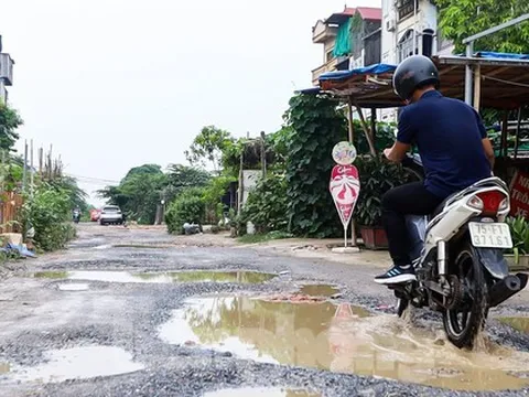 Cận cảnh con đường lầy lội 'cùng khổ', người dân phải 'làm xiếc' để vượt qua