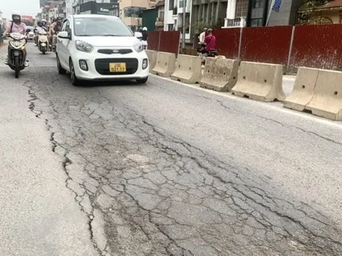 Mặt đường Âu Cơ 'vá chằng vá đụp' sau khi nứt toác