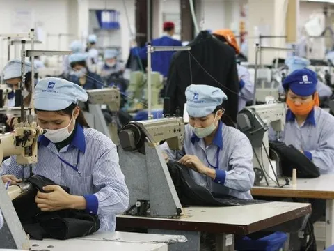 Chỗ khủng hoảng đơn hàng, nơi tìm cách giữ chân người lao động