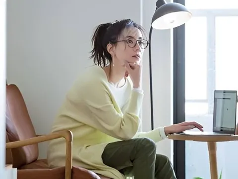 Điện thoại xài 7 năm, mặc quần áo cũ, tiết kiệm từng chút mà sao vẫn chưa giàu?