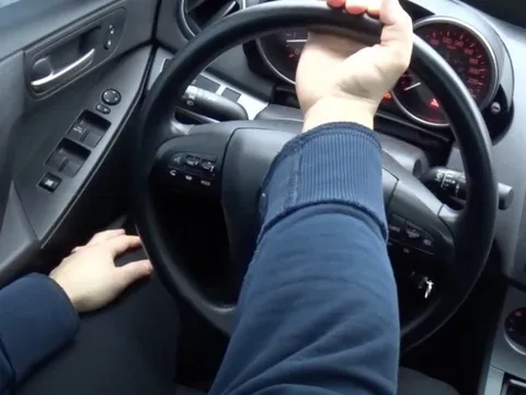 Tại sao khi đánh lái không nên ngửa tay cầm vô lăng?