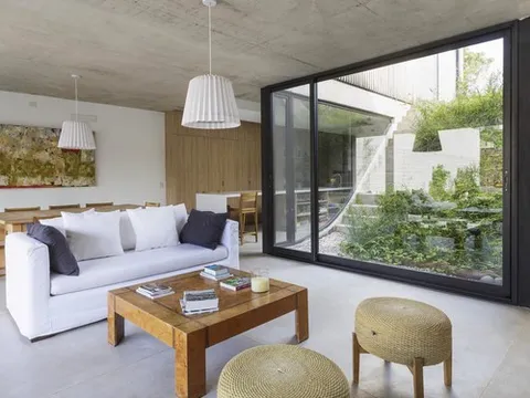 Nhà ống dài và hẹp nhưng có 3 khoảng sân vườn tạo không gian xanh mát mẻ quanh năm