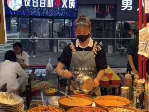 18 tuổi kinh doanh hàng ăn với chiếc xe đẩy: Đắt hàng như tôm tươi, thu nhập khoảng 3 tỷ đồng/năm, mua được cả ô tô hạng sang