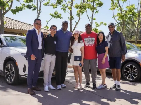 Sao Hollywood mua VinFast VF 8, khen ngợi 'cỗ máy tuyệt vời'