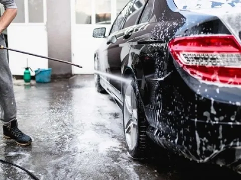 Những điều không nên làm khi tự rửa ô tô tại nhà chủ xe cần biết