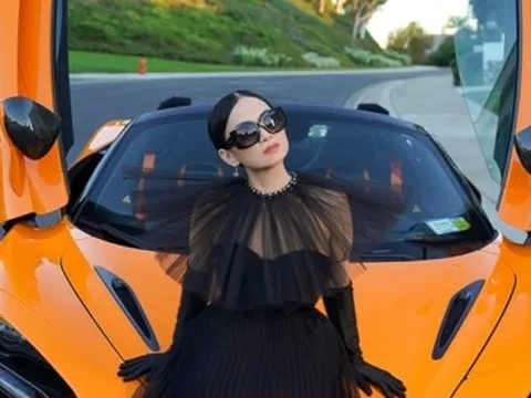 Sau tin đồn ly hôn, Hà Phương tạo dáng bên siêu xe 20 tỷ đồng của chồng tỷ phú