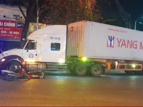 Hải Phòng: Container va chạm với hai xe mô tô, 5 người bị thương