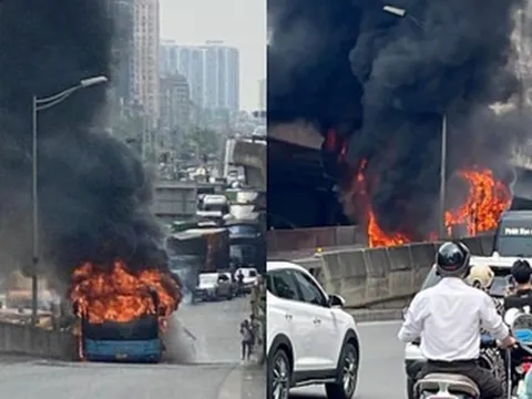 Hà Nội: Xe buýt bốc cháy ngùn ngụt khi đang lên dốc Vành đai 3 trên cao