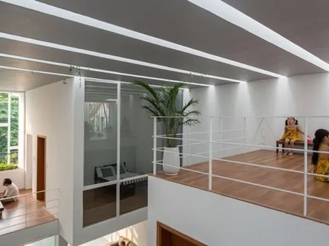 Nhà ống cho ba thế hệ gây ấn tượng với giếng trời đặc biệt