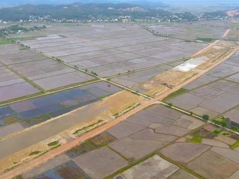 Hình hài cao tốc Bắc - Nam qua tỉnh Hà Tĩnh nhìn từ trên cao