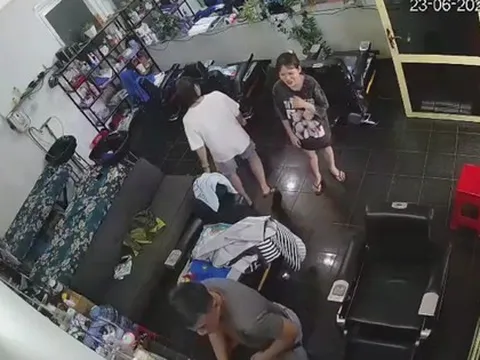 Clip người đàn ông đi xe con, đút túi nhầm điện thoại của tiệm cắt tóc