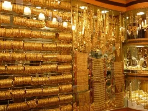 Bên trong những nơi bày la liệt, mua bán vàng và kim cương như rau