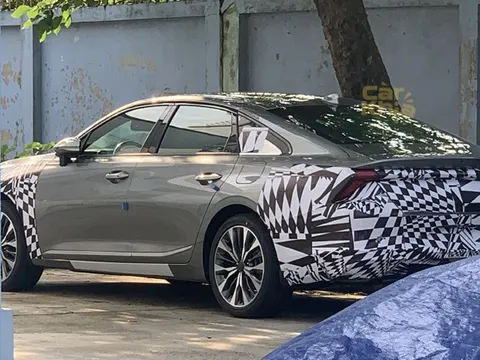 Kia K8 lần đầu lộ diện tại Việt Nam: Trên hạng Camry, nội thất sang chảnh không thua xe sang