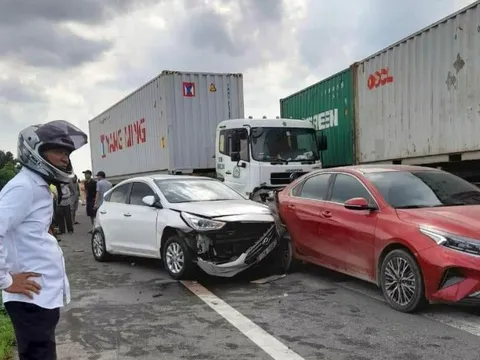 Đằng sau những bức ảnh TNGT: Công-ten-nơ dồn hai ô tô đang dừng vì tai nạn