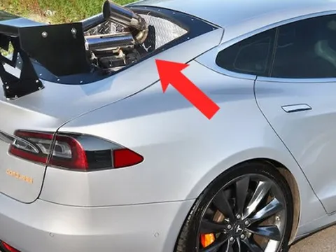 Độ xe giống kiểu 1 mẫu Nissan bán ở Việt Nam, Tesla của "dân chơi" Mỹ đầy bình đi gần 2600km