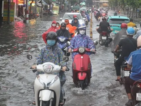 TP HCM mưa mù trời, nhiều nơi xe bơi trong nước
