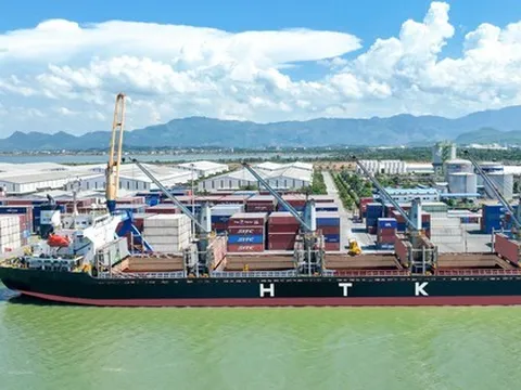 Cảng Chu Lai đón tàu lớn và nâng cao hiệu suất khai thác hàng rời