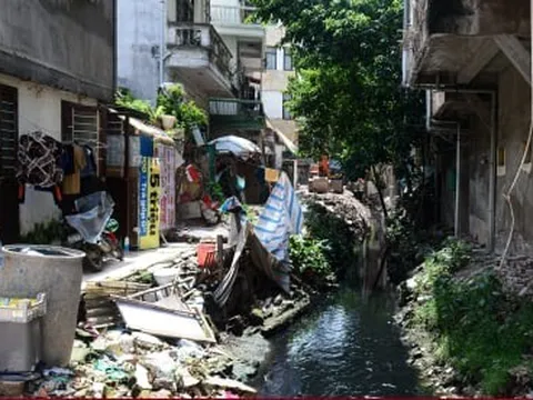 Hãi hùng 'bể phốt lộ thiên' tra tấn người dân Hà Nội suốt hàng chục năm