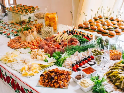 Người dân thành phố sầm uất bậc nhất nước Mỹ xếp hàng dài đi ăn buffet: Gần 2 triệu đồng/ suất, đợi 2 tiếng vẫn đắt khách vì thỏa mãn 1 nhu cầu giữa thời lạm phát
