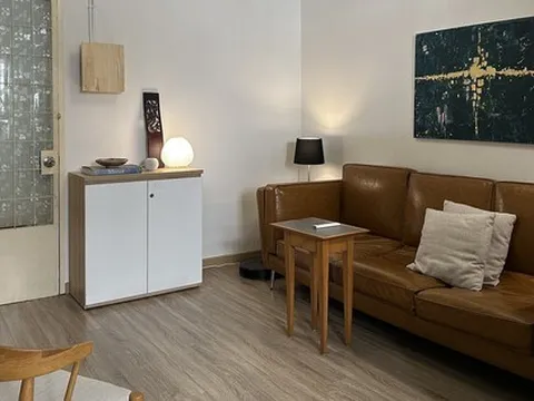 Anh chàng thuê căn hộ cũ 20 năm rồi đầu tư 300 triệu đồng cho nội thất