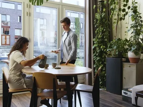 Mua nhà cũ 25 năm ven sông, cặp đôi chi tiền cải tạo thành không gian đẹp như phim