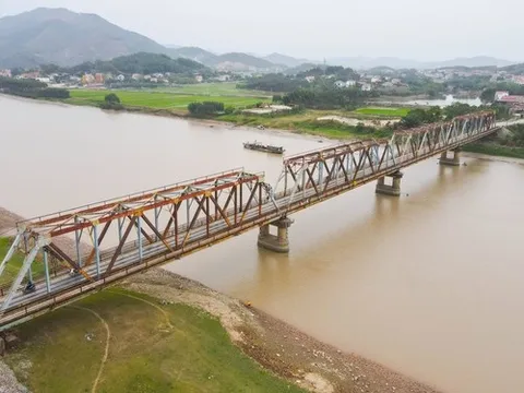 Cây cầu duy nhất tại Việt Nam có đường bộ và đường sắt đi chung