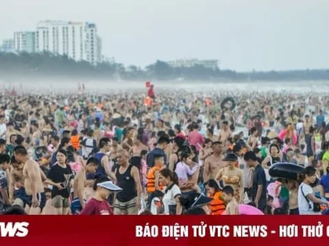 Biển Sầm Sơn đông nghịt người ngày nắng nóng