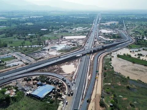 Cao tốc đã thông xe, bao giờ hoàn chỉnh?