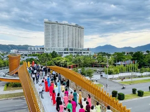 Ngắm cầu đi bộ đầu tiên ven vịnh Đà Nẵng