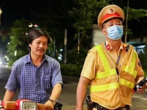 Thấy cảnh sát giao thông, tài xế vi phạm nồng độ cồn vội xuống xe dắt bộ