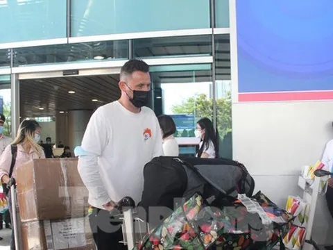 Nhặt được điện thoại của du khách, nhân viên vệ sinh sân bay Đà Nẵng đem giấu dưới gốc cây