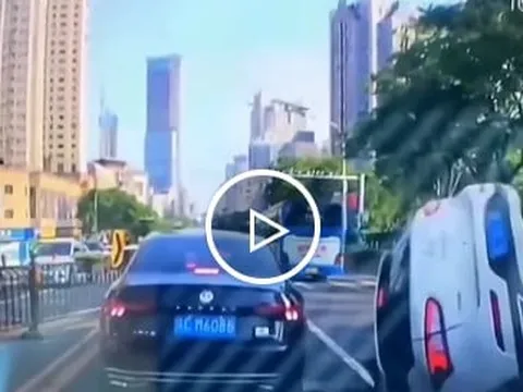 Hố tử thần 'nuốt trọn' ô tô