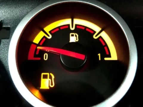 Kim xăng chạm vạch đỏ, ô tô có thể đi được thêm bao nhiêu km?