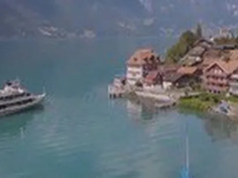 Một ngôi làng Thụy Sĩ bị xáo trộn bởi khách du lịch