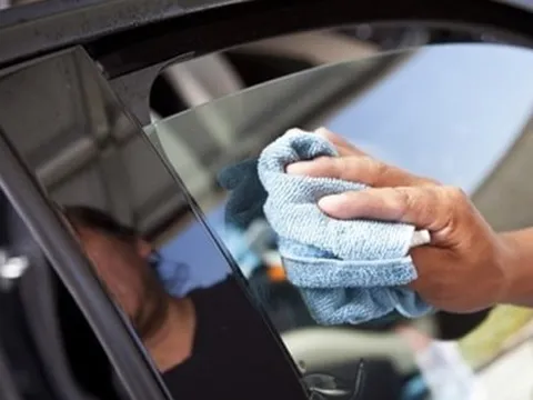 Cách làm sạch kính chắn gió ô tô đơn giản mà hiệu quả bất ngờ