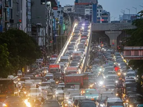 Người Hà Nội chật vật tìm lối thoát trong mưa dông giăng kín trời