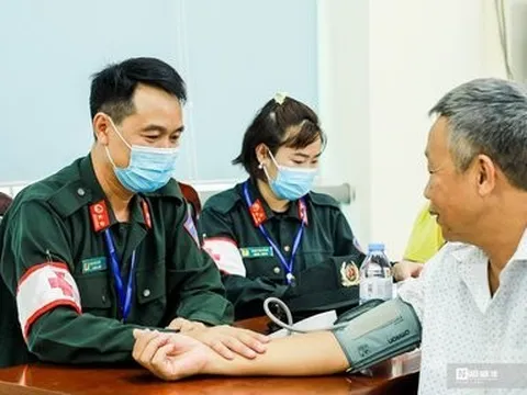 Thăm khám, tặng quà cho gia đình có công với cách mạng