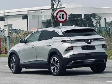 VinFast VF6 lộ ảnh "không che" trước ngày xuất hiện chính thức