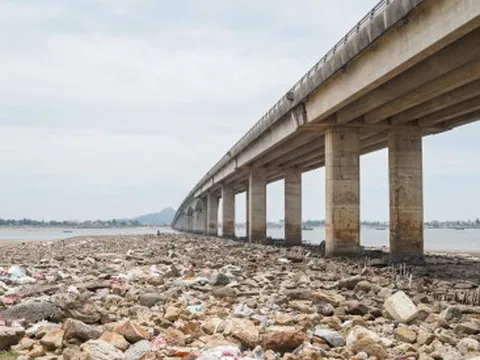 Hàng trăm tấn ‘rác’ bị bỏ rơi dưới chân cầu 500 tỷ đồng