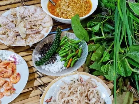 Độc đáo đặc sản gỏi lá Kon Tum, chỉ cần thử một cuốn là không muốn dừng