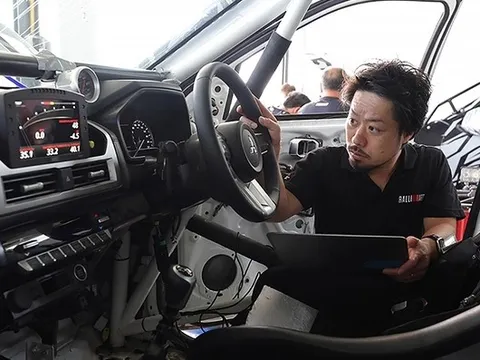 Mitsubishi Triton 2024 lần đầu lộ nội thất ngoài đời thực qua bản đua: Khác hẳn đời cũ, vài điểm giống Xpander