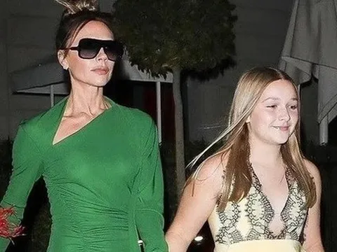 Victoria Beckham cấm con không makeup nhưng liên tục để Harper mặc đồ không hợp tuổi