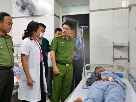 Lãnh đạo Công an Hà Nội thăm hỏi chiến sỹ bị thương khi chữa cháy