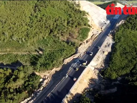 'Vượt nắng, thắng mưa', đưa cao tốc Nghi Sơn - Diễn Châu cán đích đúng dịp 2/9