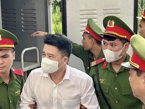 Hai cựu phó chủ tịch Hà Nội và Quảng Nam đi chung xe đặc chủng tới toà